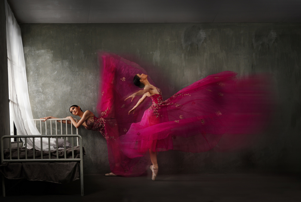 Duo-Ballerinas in rotem Kleid from Rawisyah Aditya