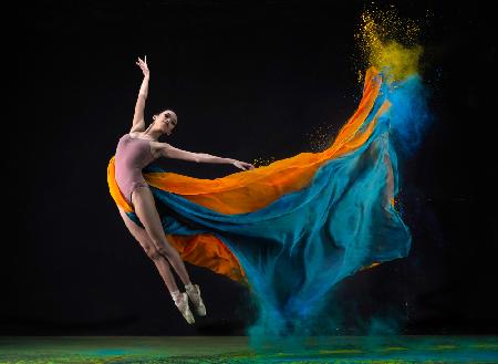 Zwei Farben fliegende Ballerina