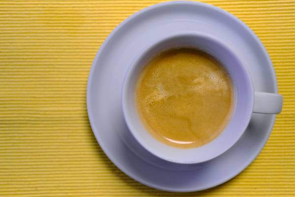 Kaffeetasse mit Kaffee auf gelbem Untergrund from Robert Kalb