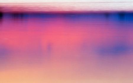 Farbenspiel im Wasser durch einen Sonnenuntergang