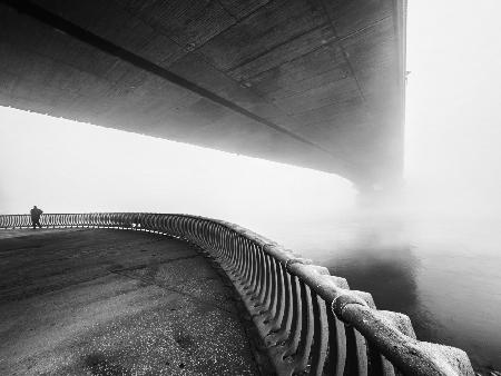 Menschen und Brücke