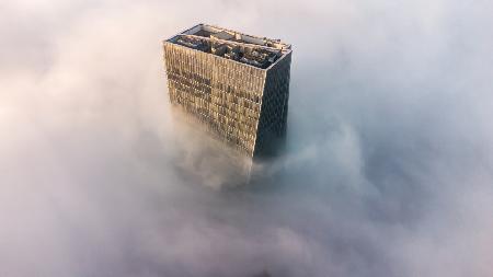 Ein Turm drang in den NEBEL ein