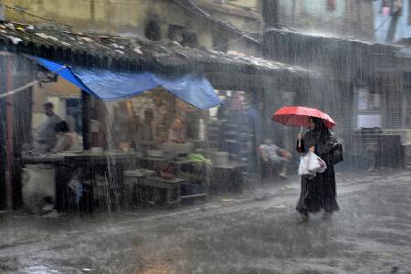 Frau im Regenschirm