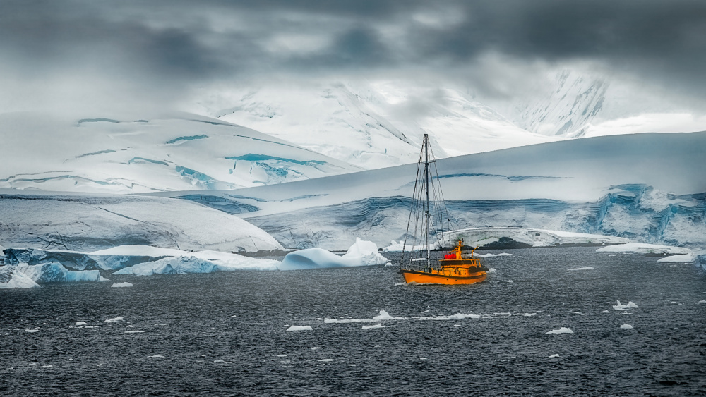 Ein Segelboot in der Antarktis from Siyu and Wei Photography