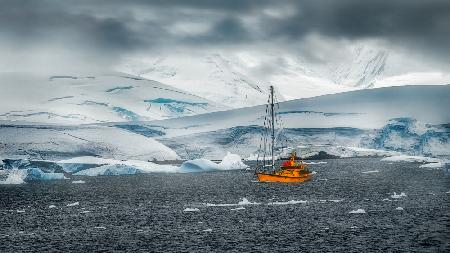 Ein Segelboot in der Antarktis
