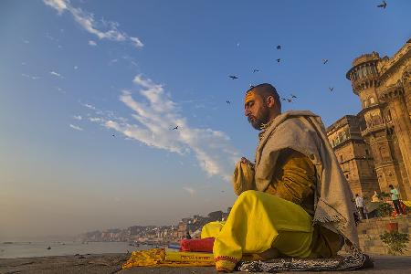 Morgenmeditation am Ganges