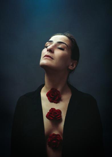 Anna-Valeria mit roten Rosen