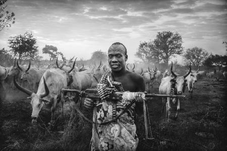 Ein bewaffneter Mann des Mundari-Stammes