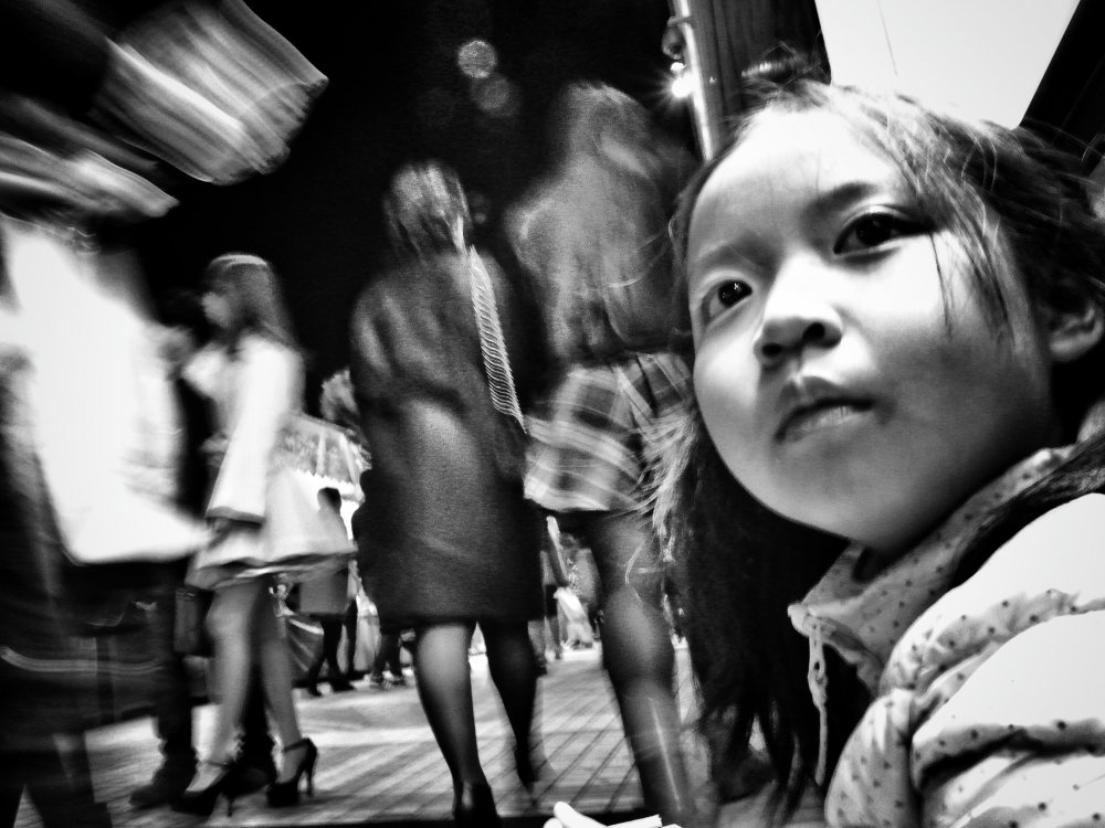 Ein Mädchen,das nachts kauert from Takashi Yokoyama