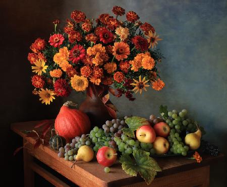 Stillleben mit einem Strauß Herbstblumen und Weintrauben