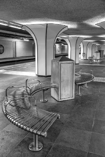 U-Bahnstation mit Sitzbank