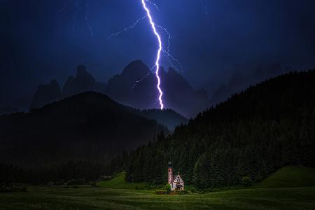 Blitze über den Dolomiten im Villnösser Tal