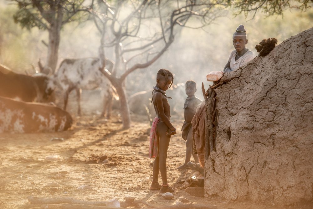 Morgendämmerung in einem Himba-Dorf from Trevor Cole