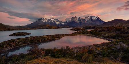 Eine Explosion bei Sonnenaufgang in Patagonien.