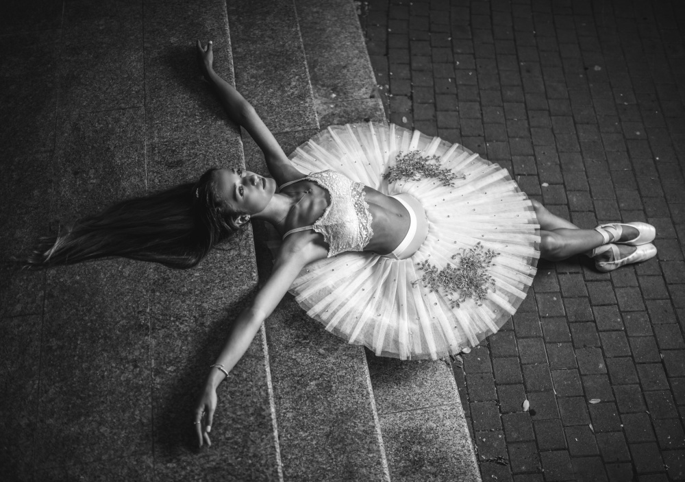 Ballerina liegt auf der Treppe 2 BW from Vasil Nanev