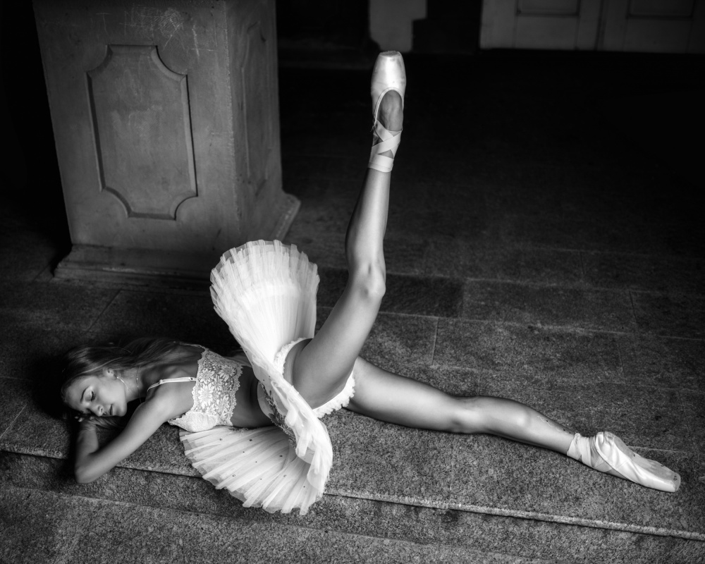 Ballerina liegt auf der Treppe BW from Vasil Nanev