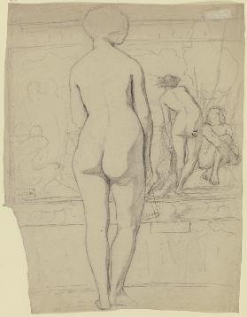 Weiblicher Rückenakt mit einem Ausstellungskatalog in der Rechten vor einem Gemälde mit Aktfiguren