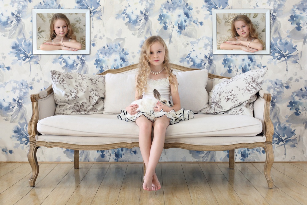 3 kleine Mädchen und ein weißes Kaninchen from Victoria Glinka