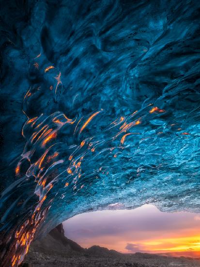 Flammen tanzen im Eis,blaue Eishöhle in Island.