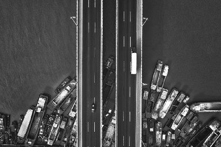 Eine Brücke voller Schiffe
